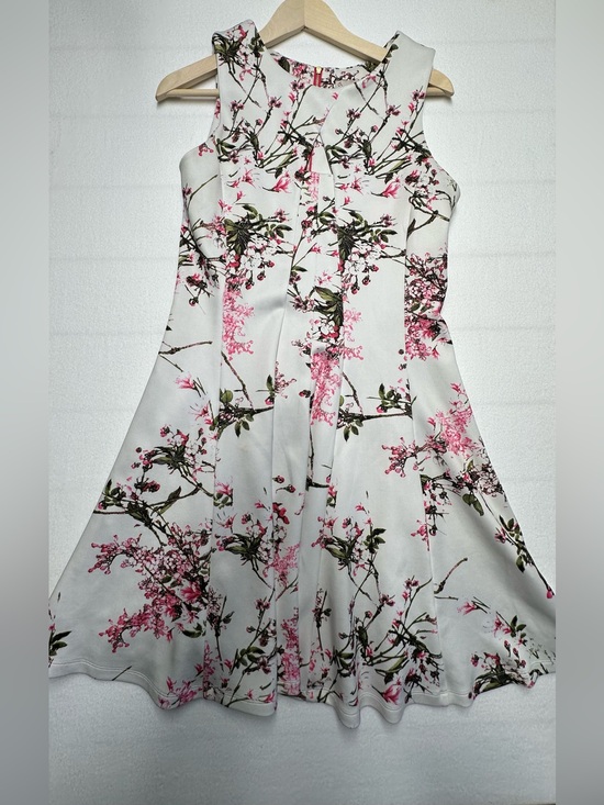 Dresses & Skirts - Flattering Size 10 Floral A-Line Sleeveless Dress in White, Pink, & Green